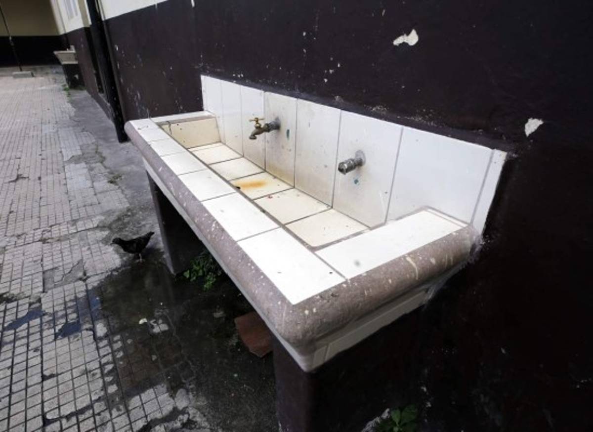 Centros educativos suspenden clases por falta de agua potable en la capital de Honduras