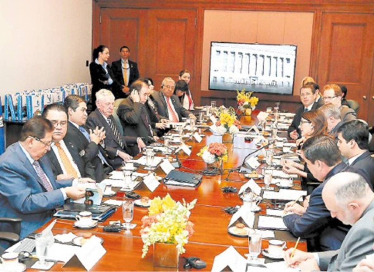 Presidente de Honduras pide en EEUU aprobar fondos a congresistas