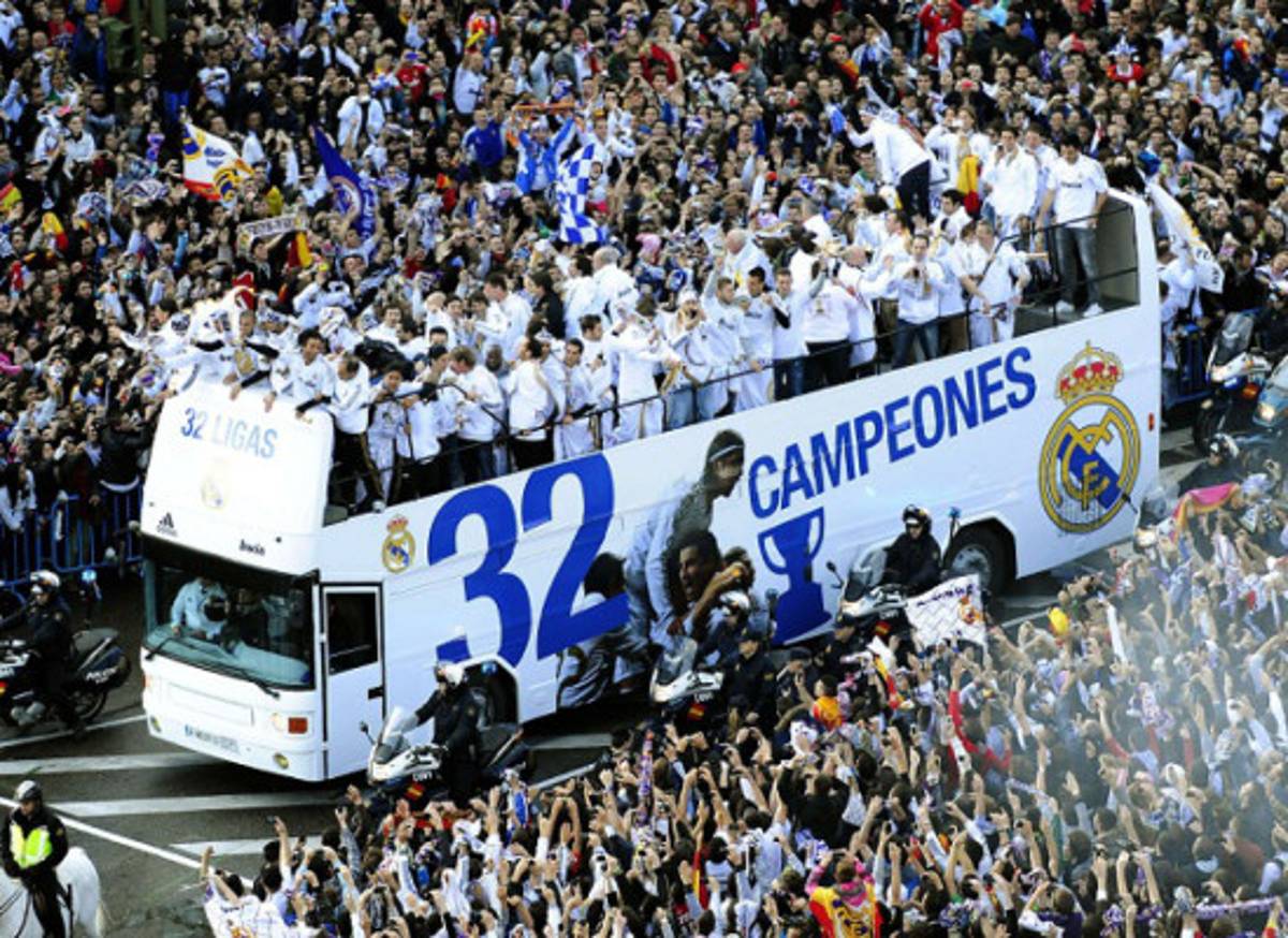 '¡Campeones, Campeones!'... Real Madrid festeja en Cibeles