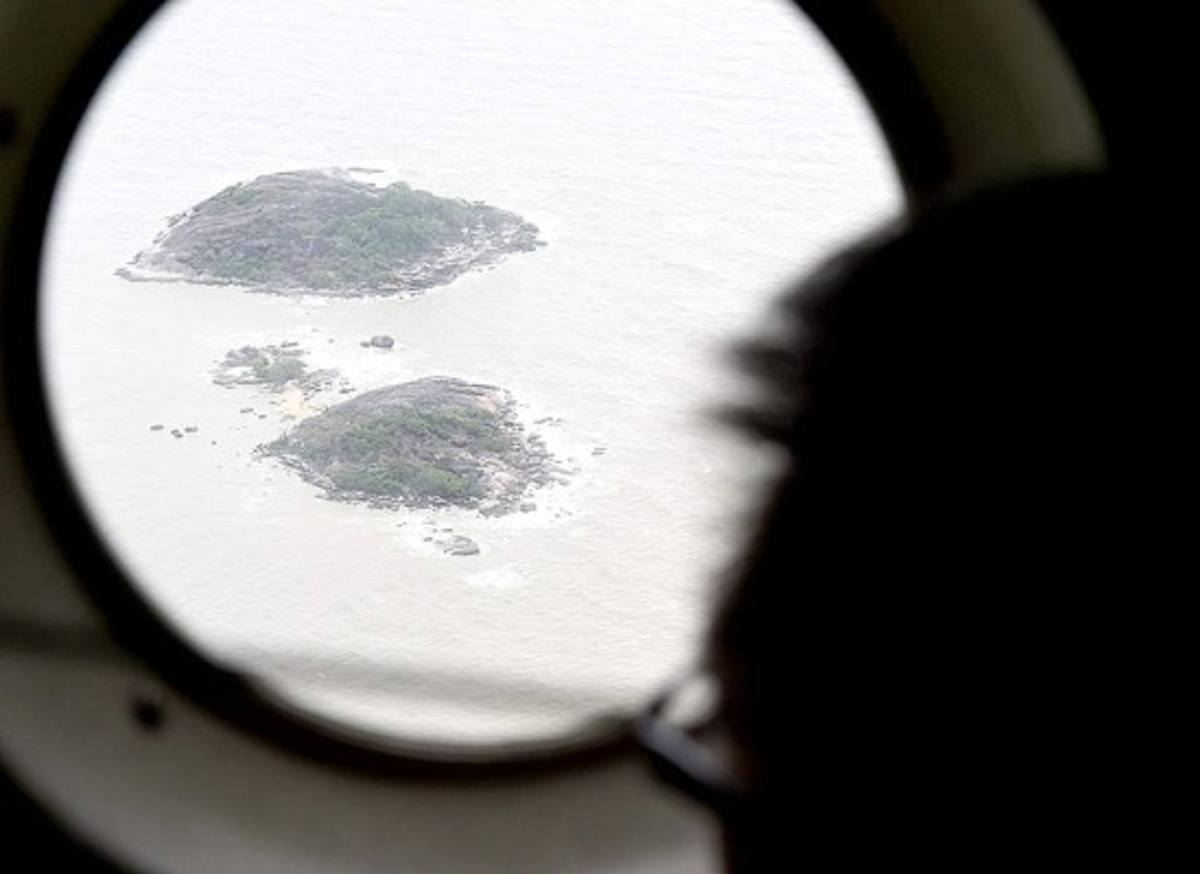 Encuentran restos de avión desaparecido de AirAsia