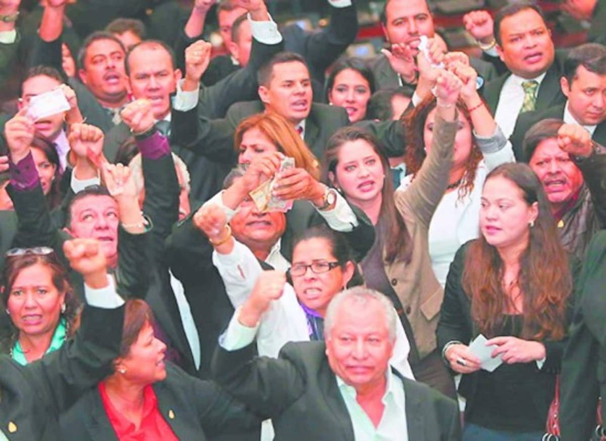 Libre a reunión de urgencia para debatir su crisis