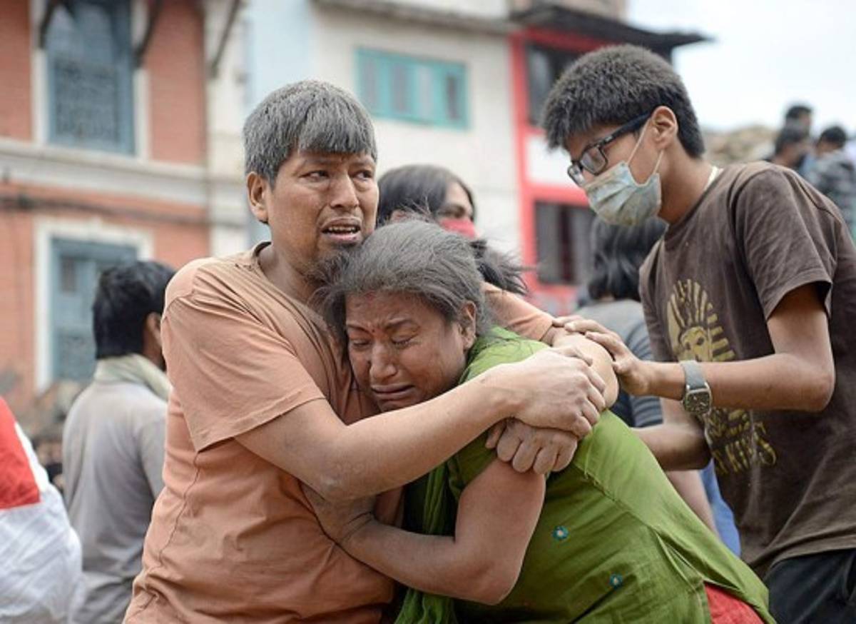 Terremoto en Nepal deja al menos 1,400 muertos