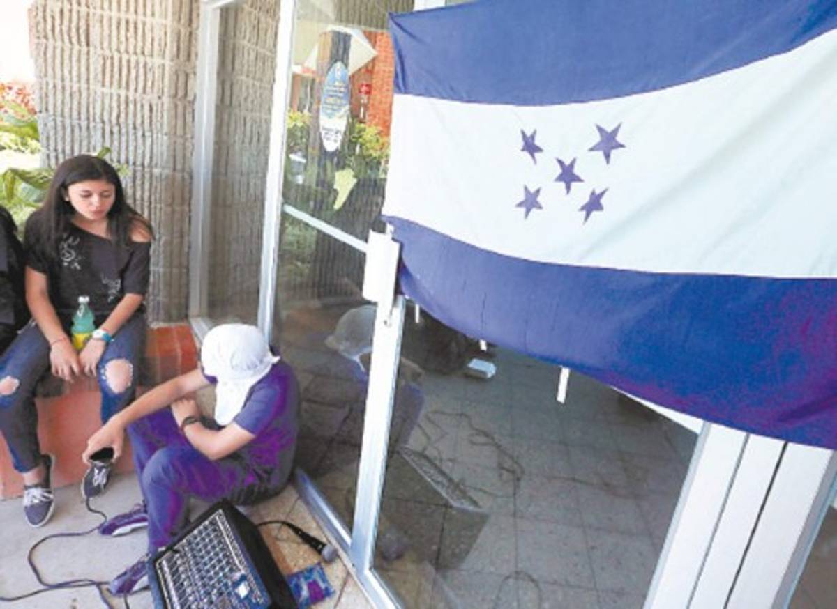 Edificio de Química y Farmacia, tomado por encapuchados