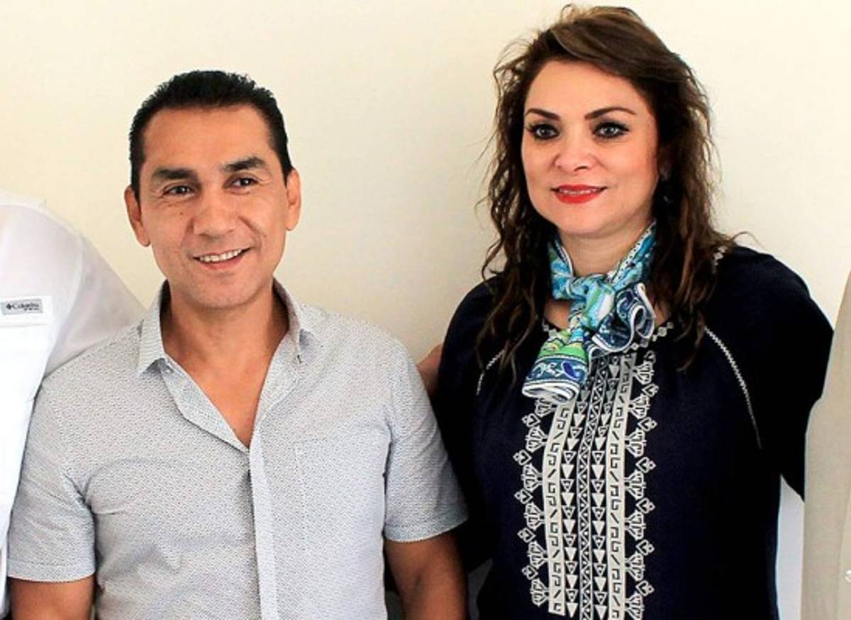 Detienen a exalcalde y a su esposa por desaparición de estudiantes