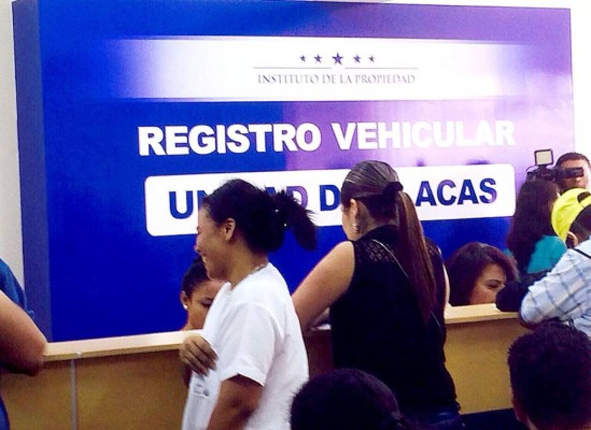 A contrarreloj, capitalinos reclaman placas en el Registro Vehicular