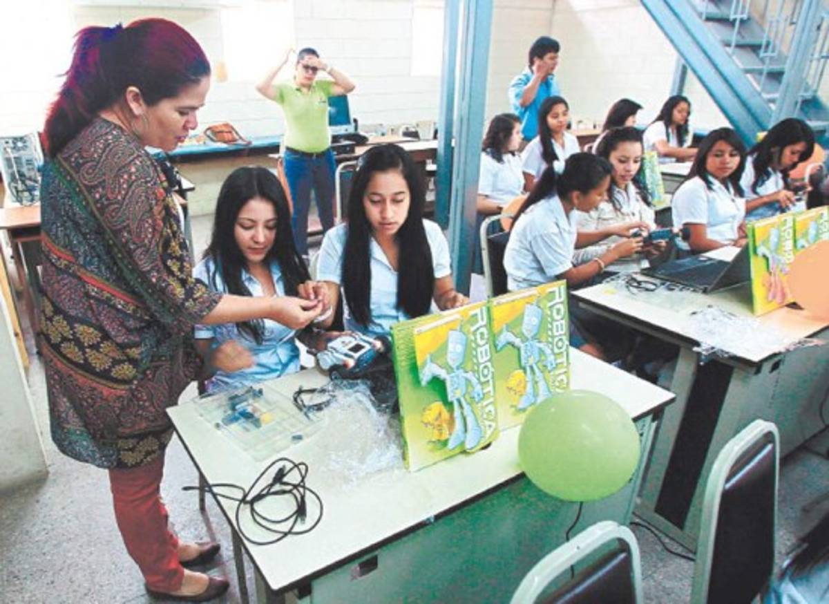 Alumnas exploran robótica