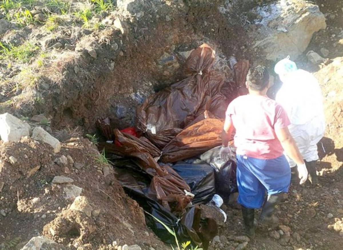 Entierran cuerpos de 29 hondureños en fosa común