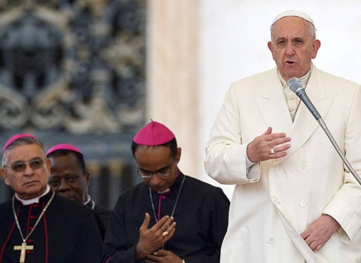 Papa destituye a obispo involucrado en escándalos de pederastia y financieros