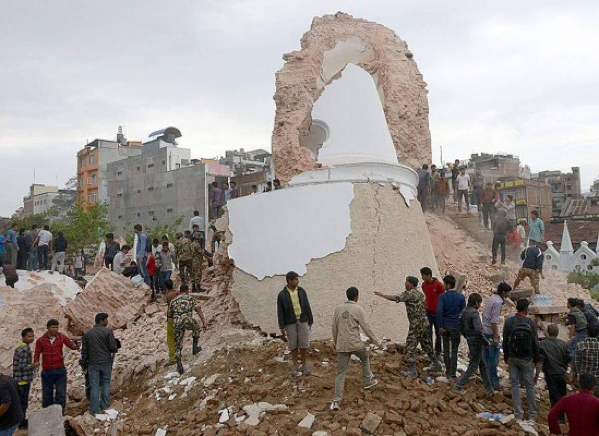 Terremoto en Nepal deja al menos 1,400 muertos