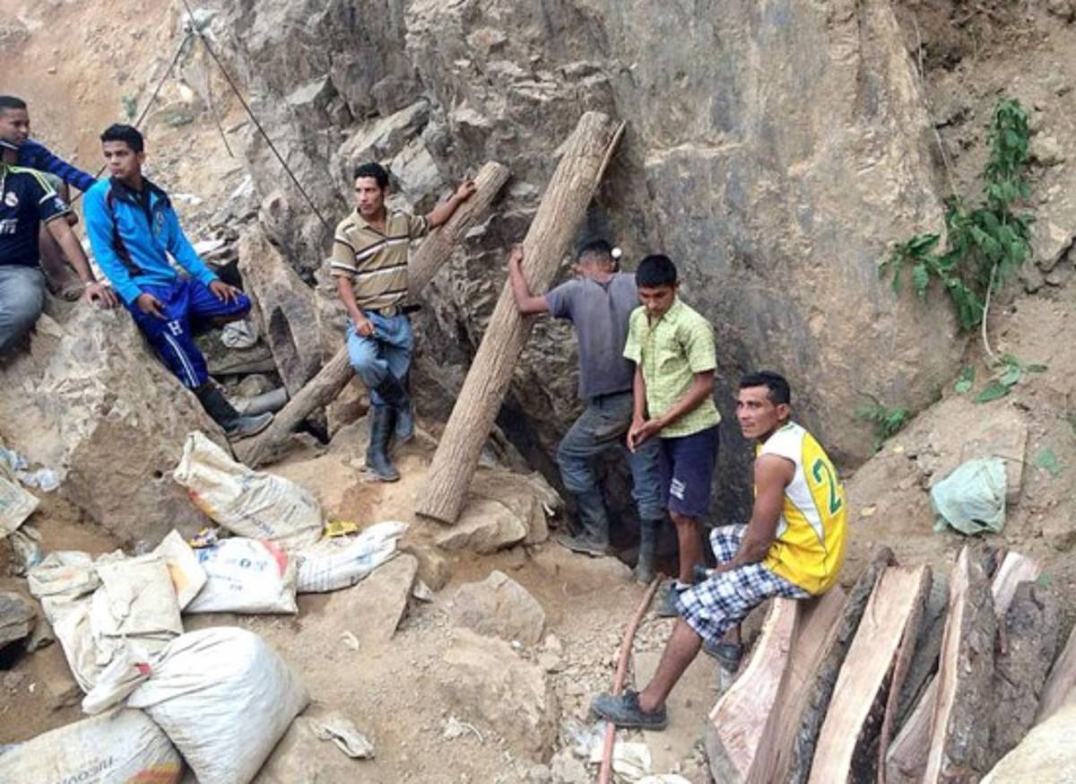 Choluteca: Tres de los 11 mineros soterrados dan señales de vida
