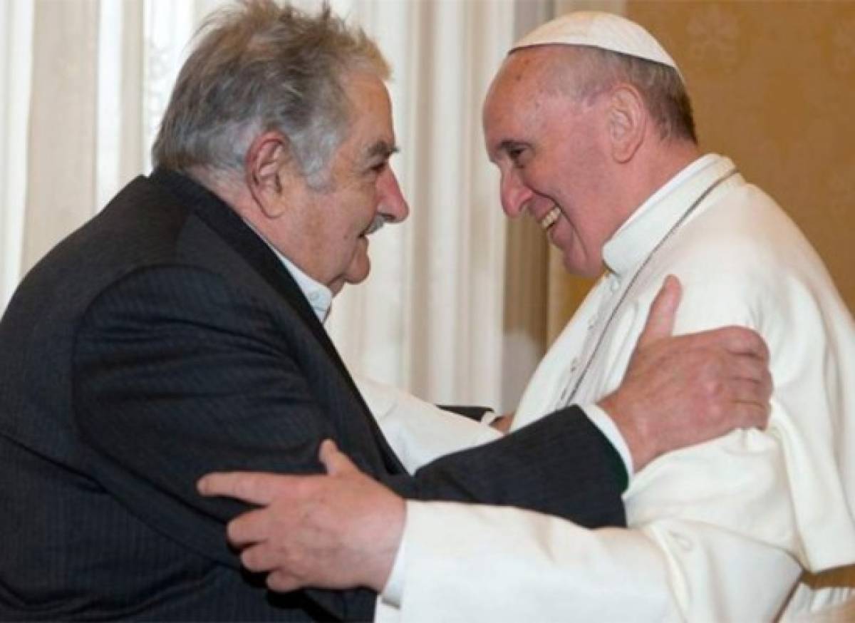 Mujica en Italia se reúne con el papa y presenta libro  