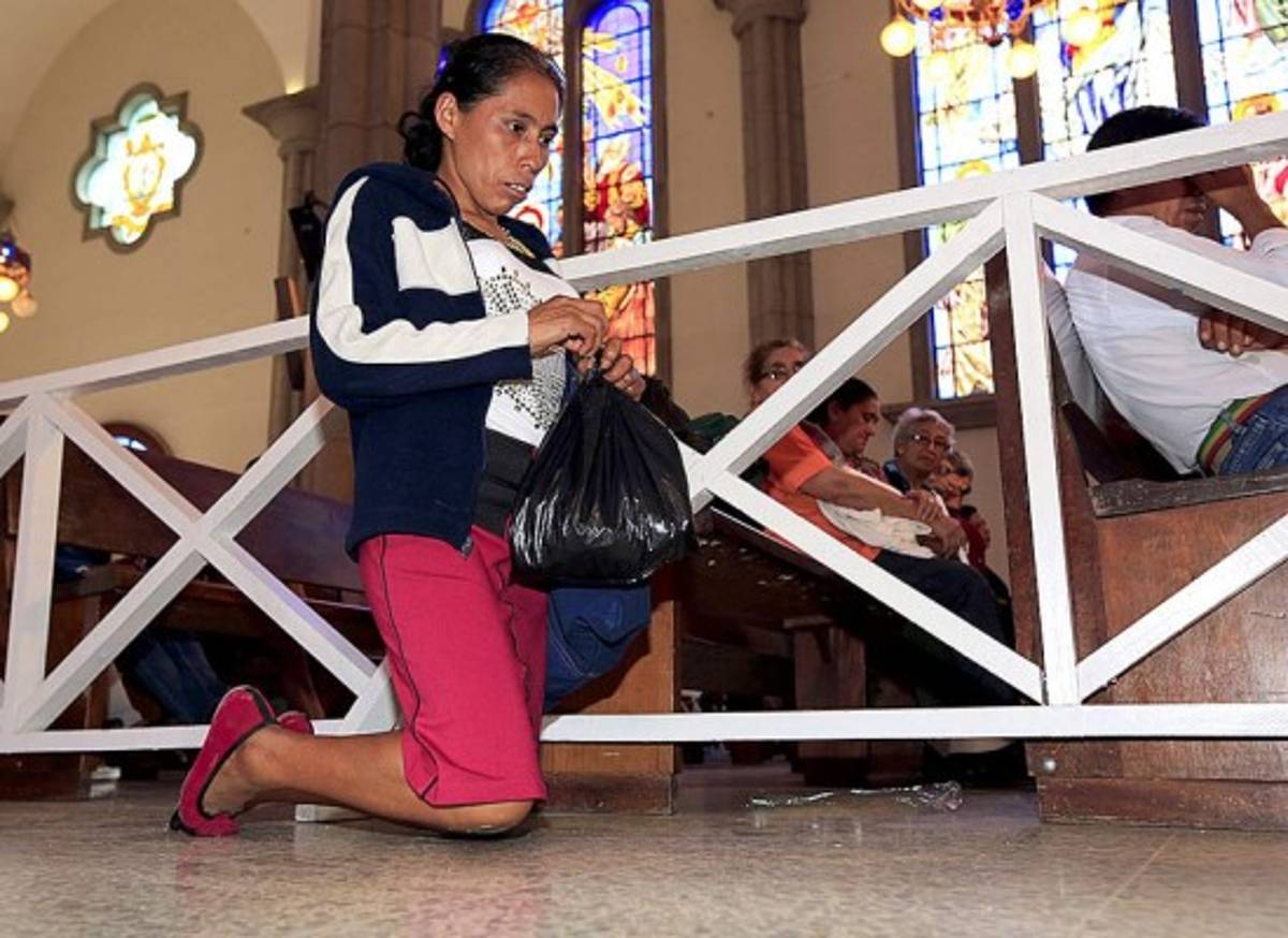 Acción de gracias y súplicas a los pies de la Santa Madre