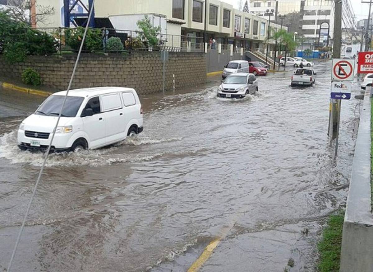 Un muerto y daños en 15 colonias deja tormenta en la capital