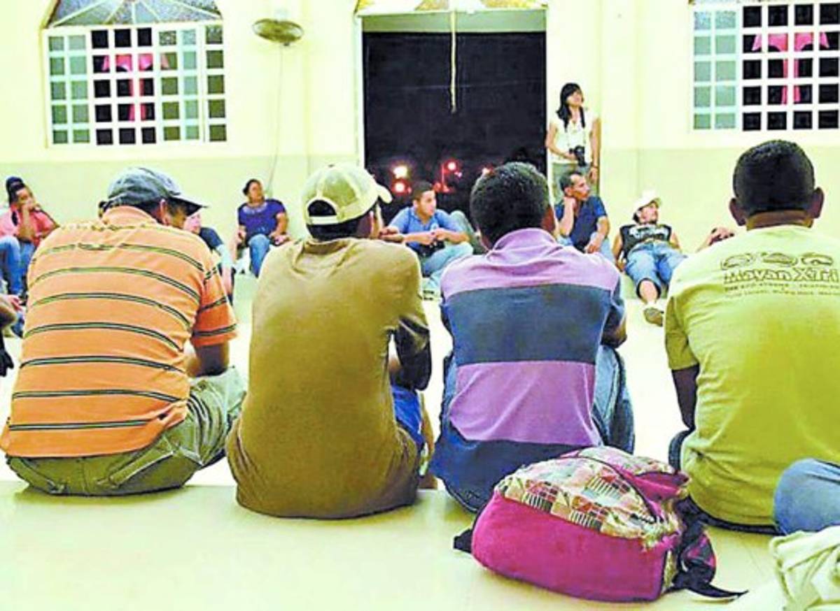 Detienen a 3 coyotes con 82 migrantes hacinados en autobús