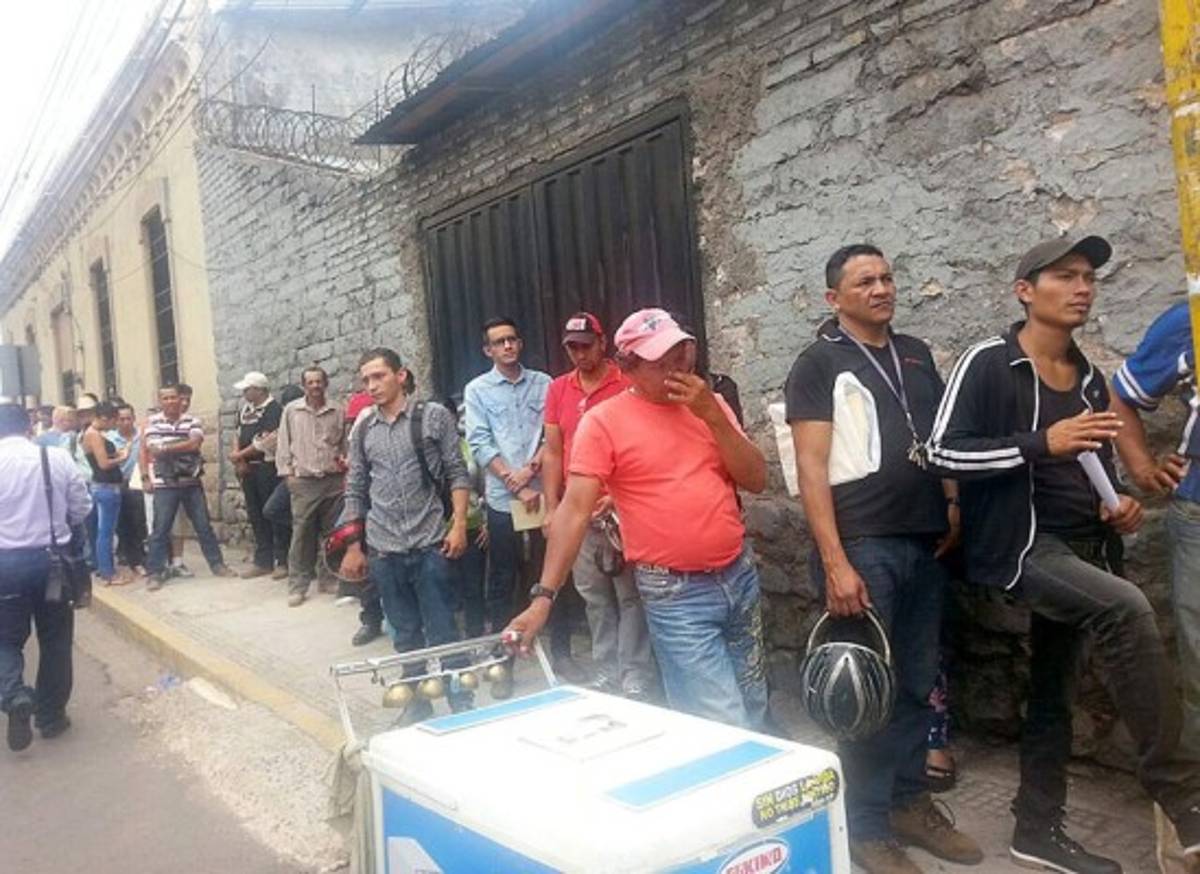 Operativos contra vehículos mal estacionados y sin placas