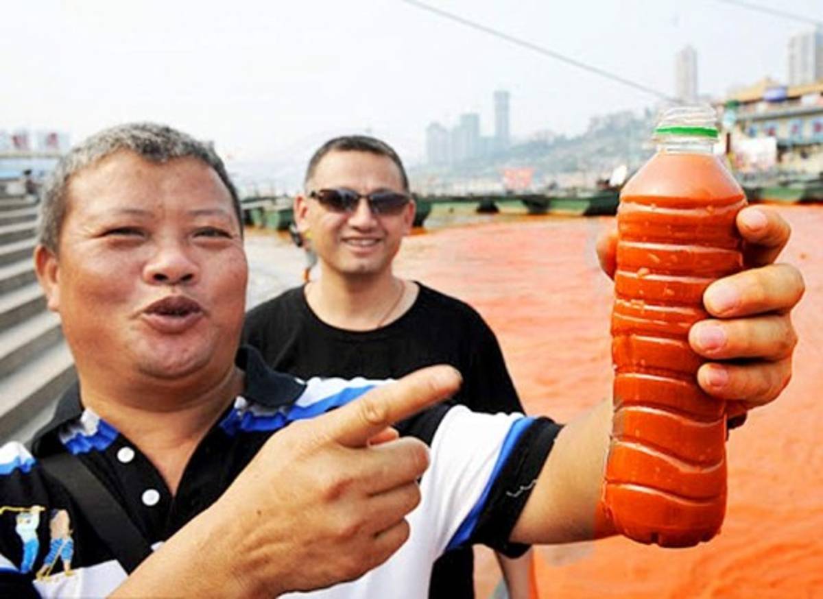 Río en China sorprende al volverse color rojo