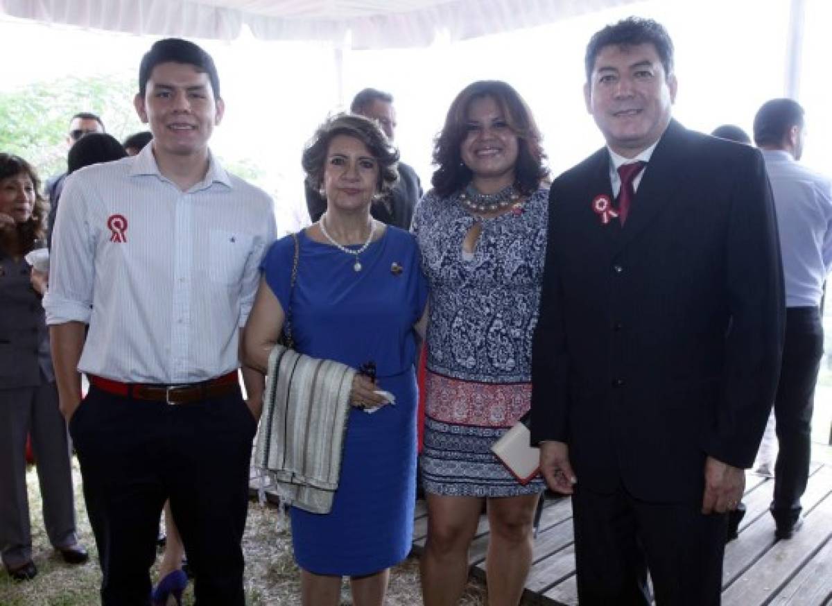 Peruanos celebran 194 años de libertad