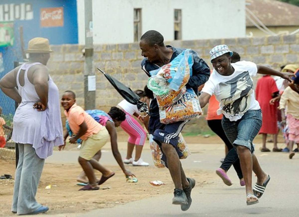 Detienen a 153 personas por saqueos en Sudáfrica