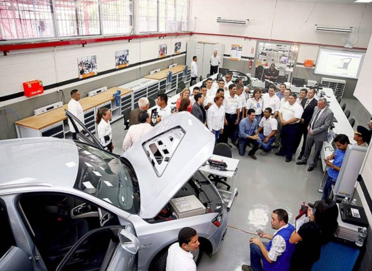 Honduras inaugura taller de Autotrónica