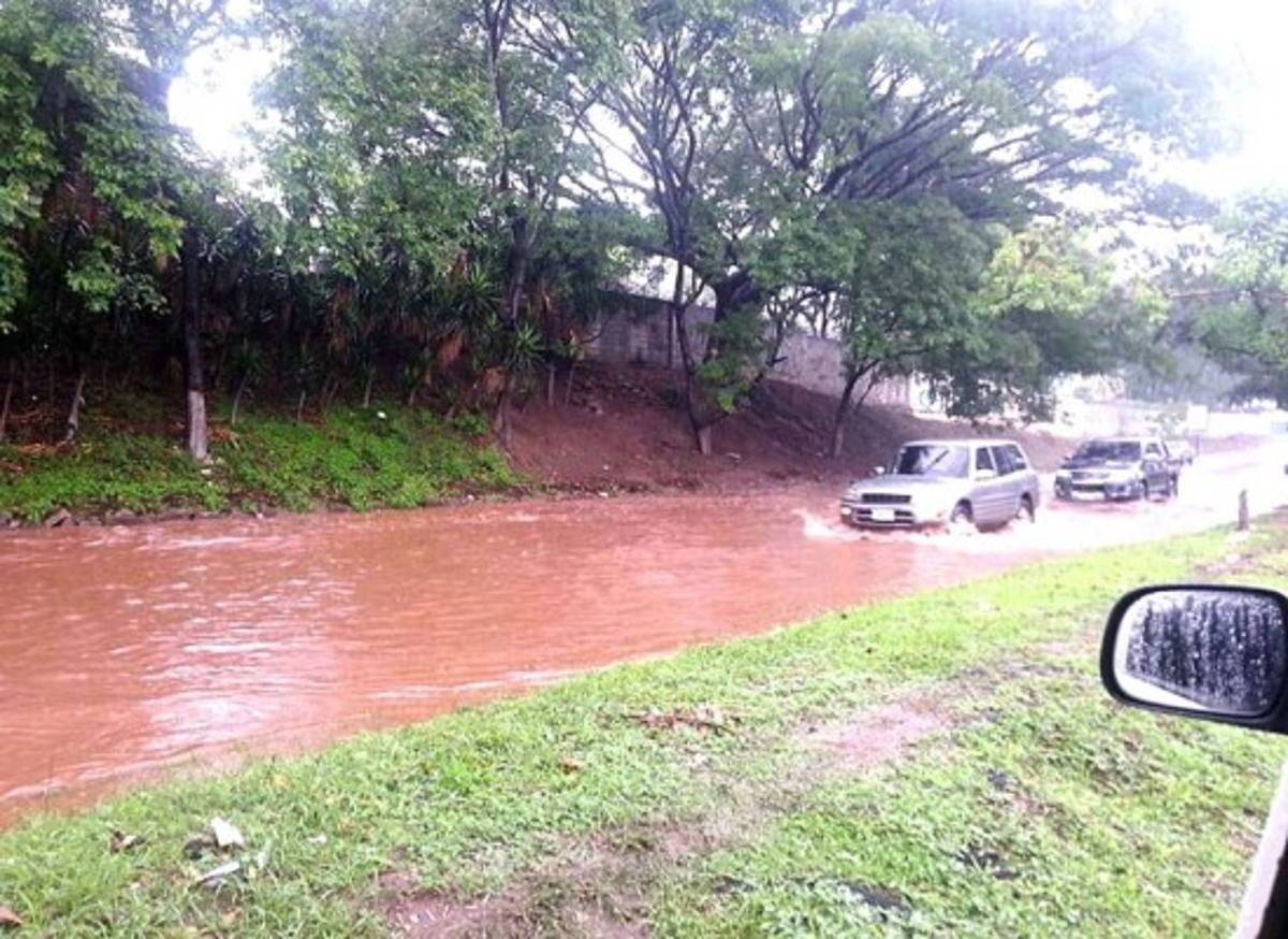 Un muerto y daños en 15 colonias deja tormenta en la capital