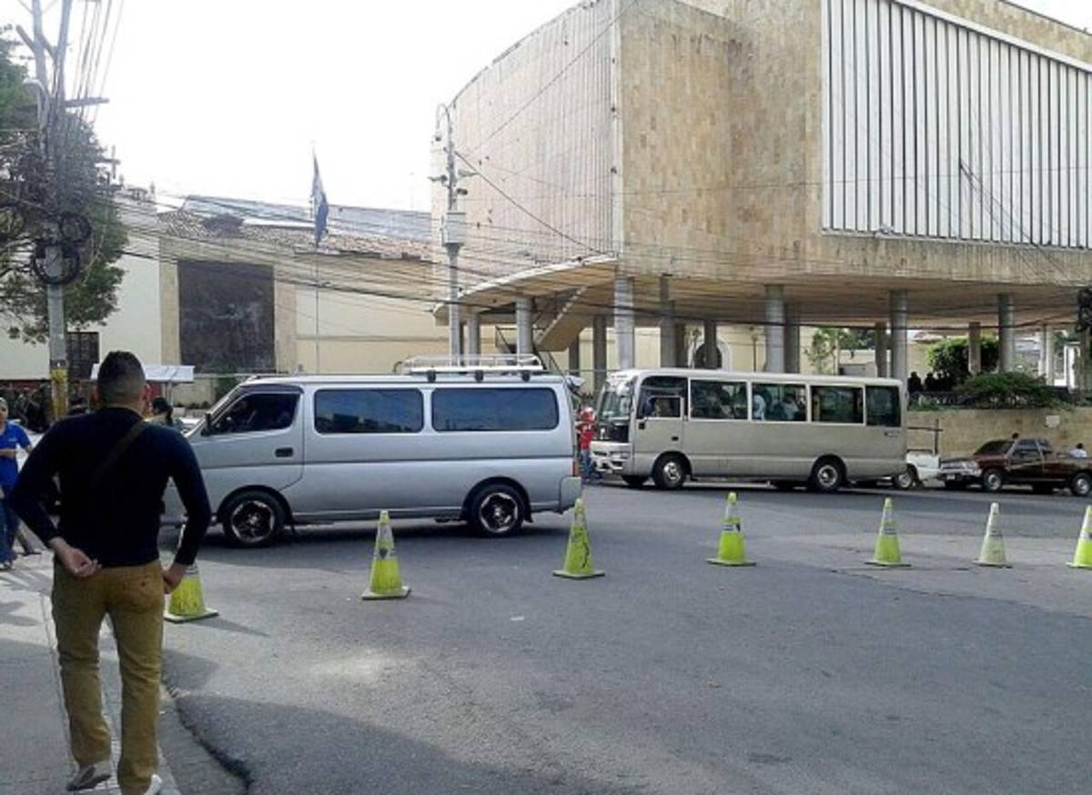 Nacionalistas marchan en apoyo a JOH