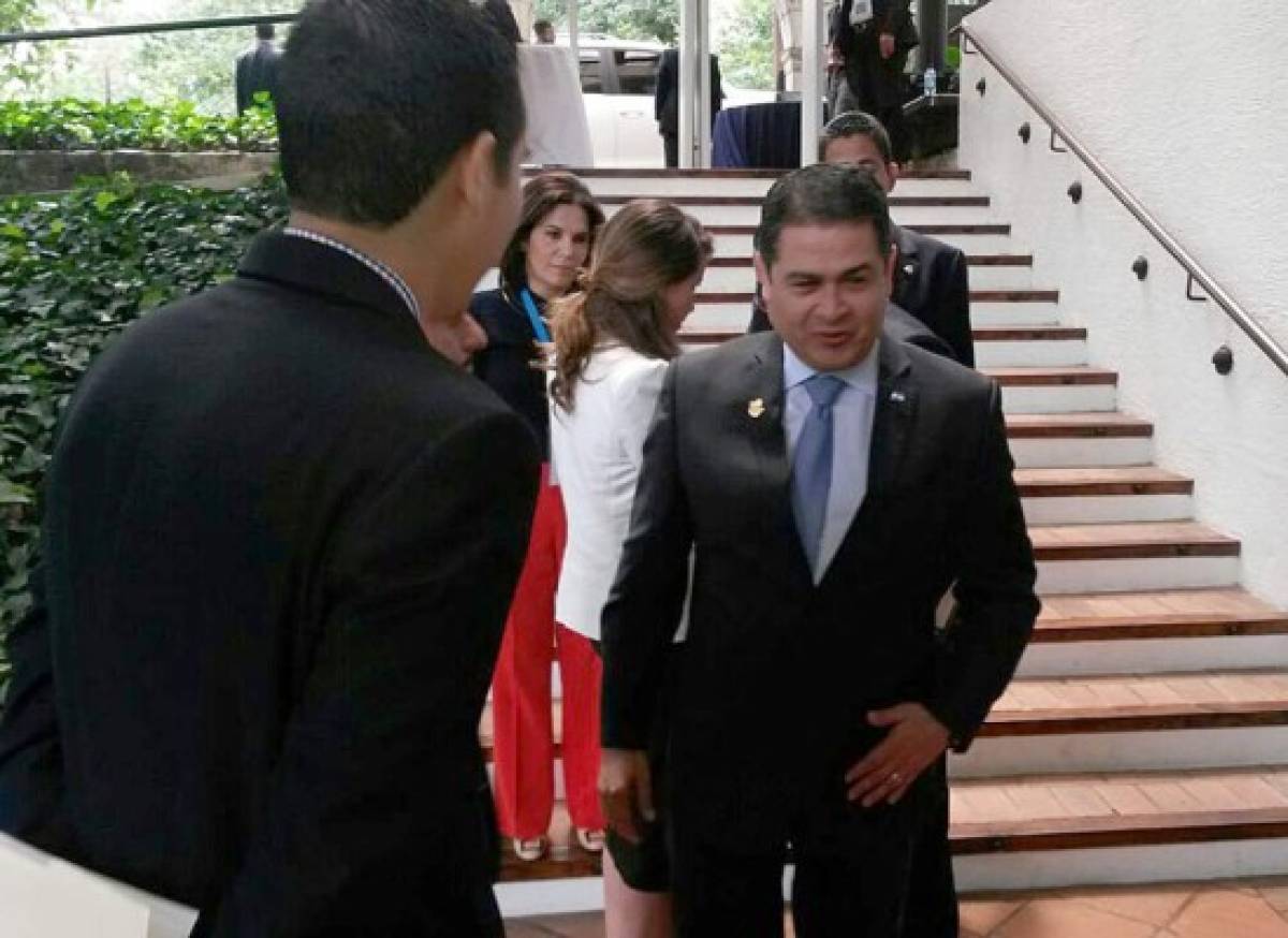Presidente de Honduras asiste a cumbre del SICA en Guatemala