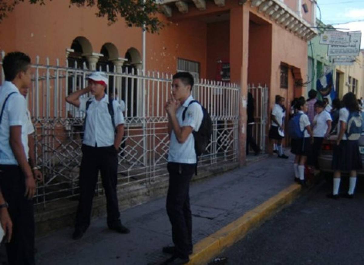 Cierran jornada nocturna en tres colegios capitalinos