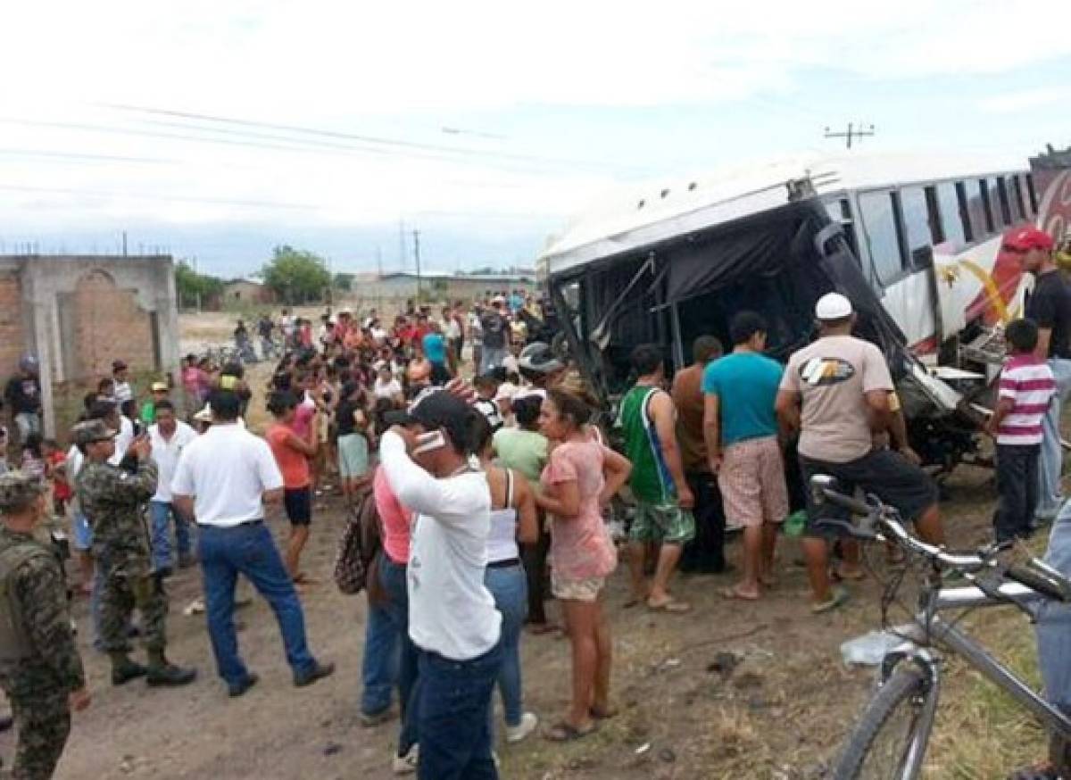 Un muerto y diez heridos en choque de rastra y autobús en Comayagua