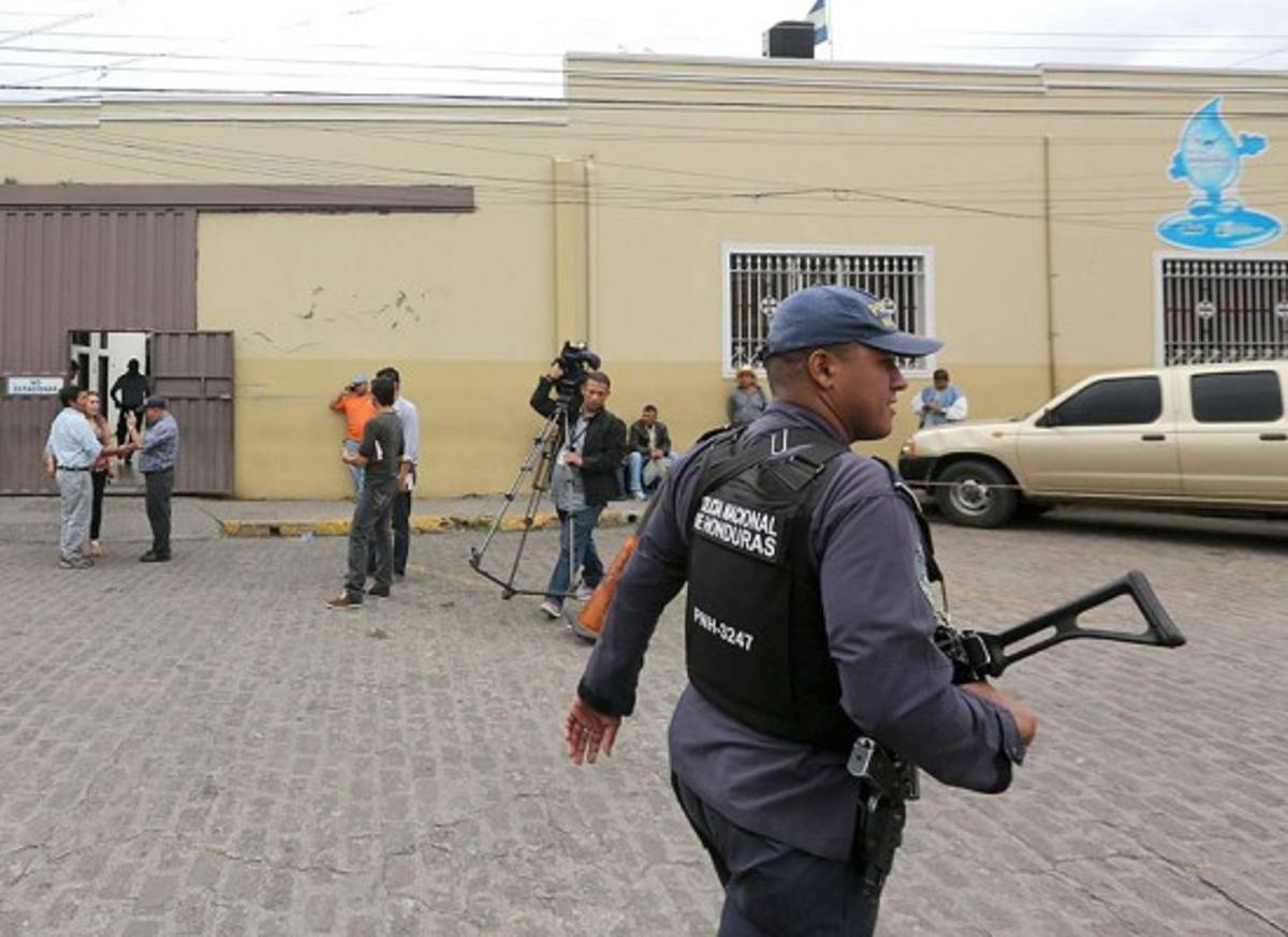 Policías resguardan instalaciones del SANAA
