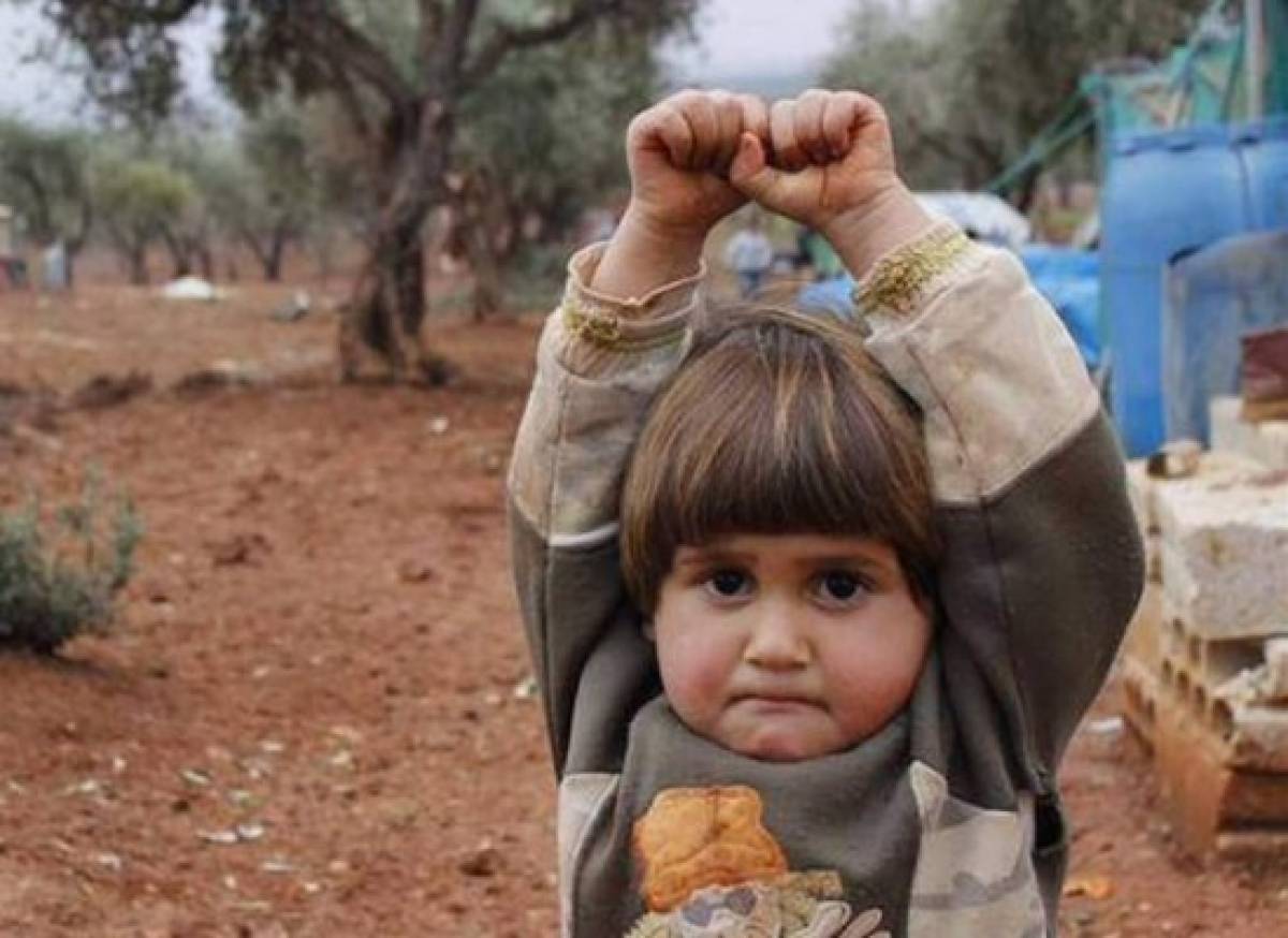 Niña siria se 'rinde' ante una cámara