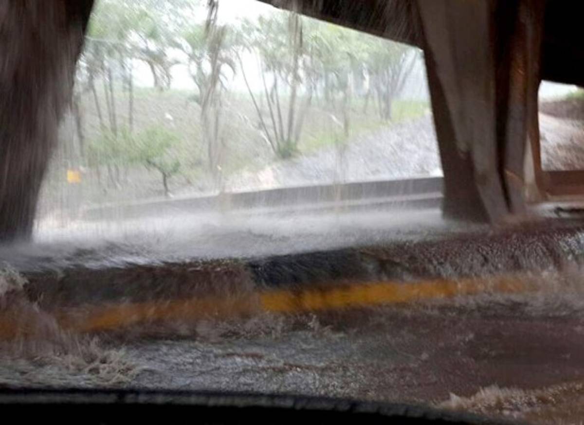 Un muerto y daños en 15 colonias deja tormenta en la capital