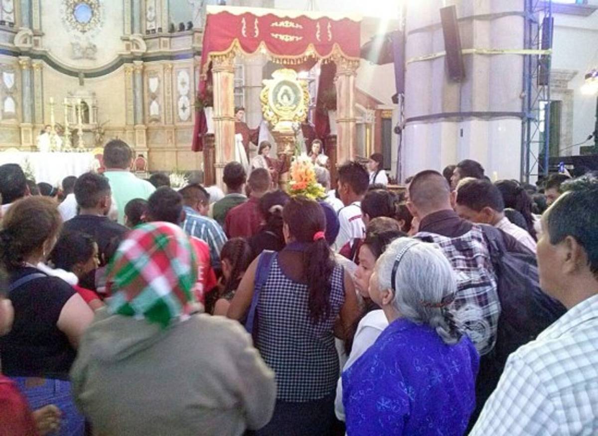 Repleto el Santuario de Suyapa previo a alborada