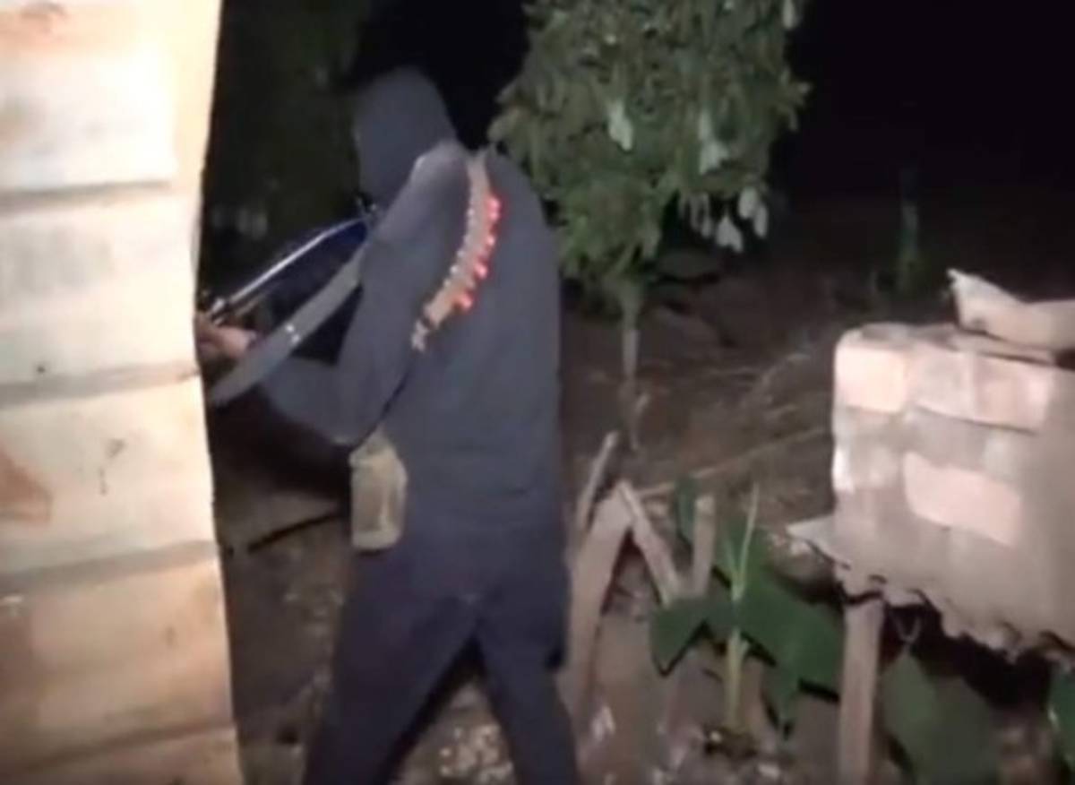 Los salvadoreños revisan cada casa que esta abandonada para verificar si no hay mareros escondidos.