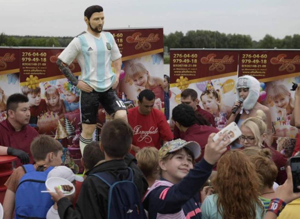 En honor al cumpleaños 31 de Messi, confiteros rusos fabrican un pastel de chocolate gigante