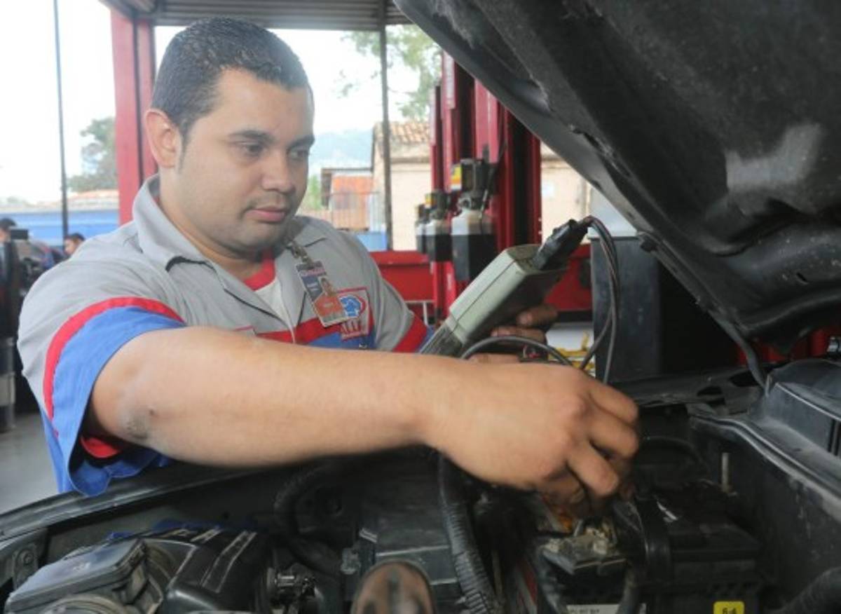 Nivel de líquido. El nivel máximo seguro de fluido (agua destilada) es cuando este apenas toca la parte inferior de los tubos de llenado de la batería.