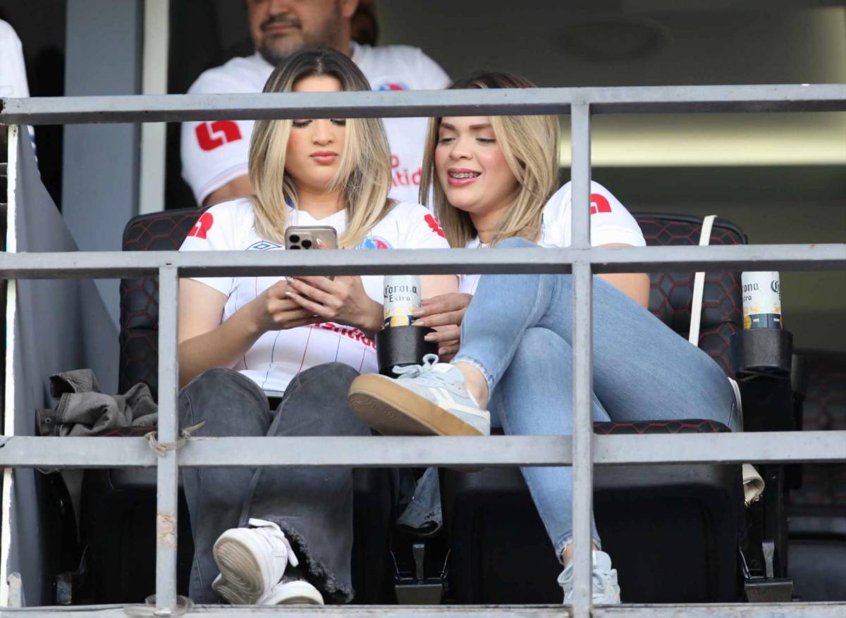 El estadio Nacional fue una pasarela: Bellas chicas llegaron al Olimpia vs Real España