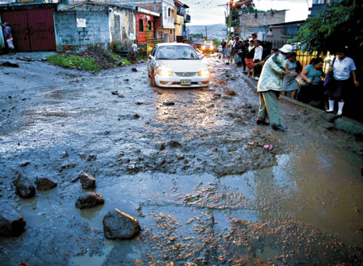 Derrumbe soterra dos cuadras de la colonia El Picachito