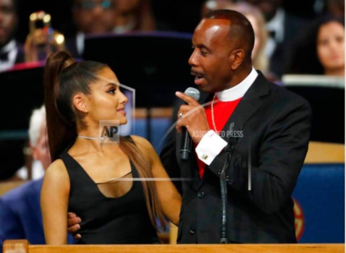 Obispo manosea bubi de Ariana Grande en el funeral de Aretha Franklin y luego pide disculpas