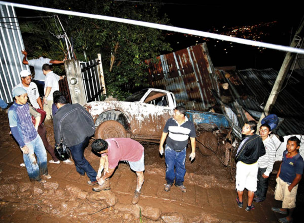 Derrumbe soterra dos cuadras de la colonia El Picachito