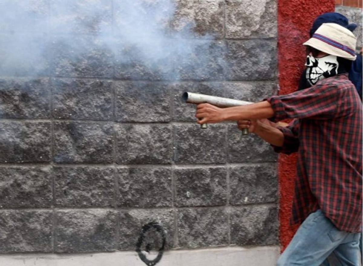 Chimbas, palos, piedras y hondas caseras en protesta frente a la UNAH