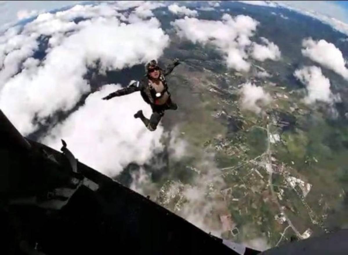 Paracaidista realiza un perfecto salto libre al amor