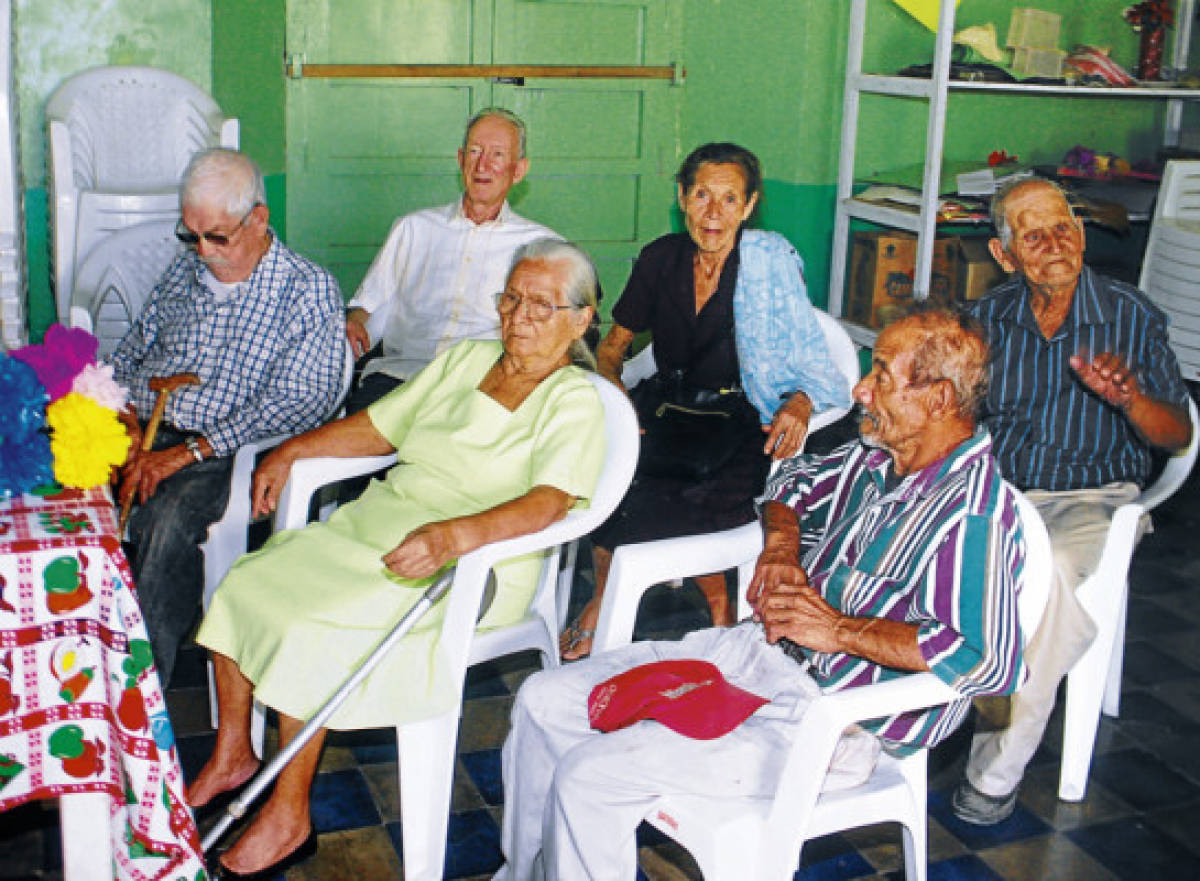 Con manualidades y el compartir rescatan de la soledad a más de 200 abuelos