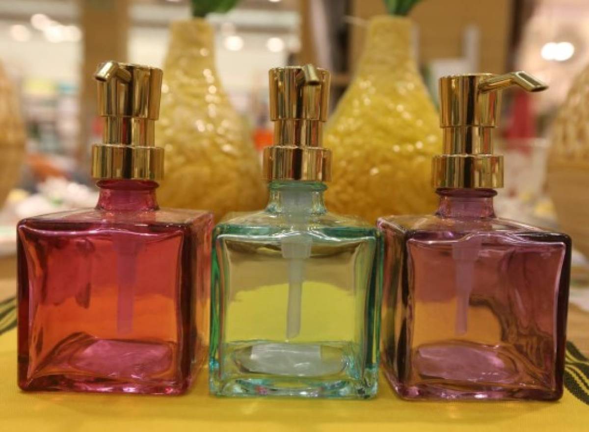 Similar a los frascos de perfumes, este es otro de los estilos en jaboneras que puede optar para su cuarto de baño. Foto:David Romero / EL HERALDO