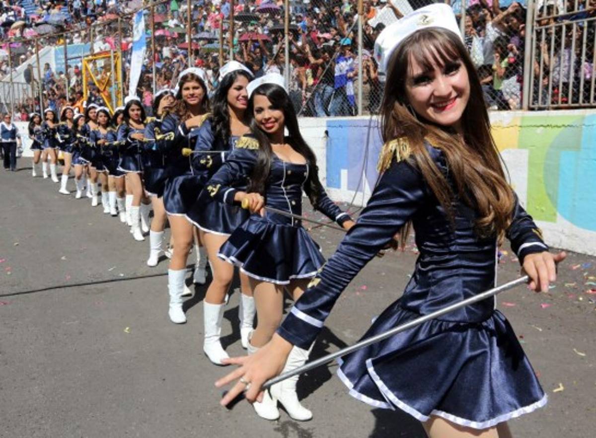 Bastoneras, dueñas de la pasarela cívica