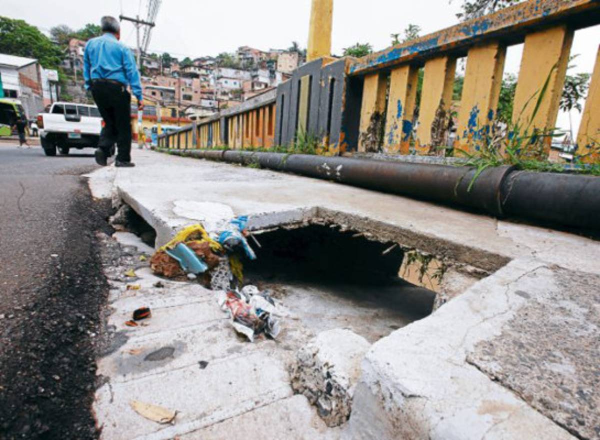 Enorme agujero atraviesa puente de la Villa Adela