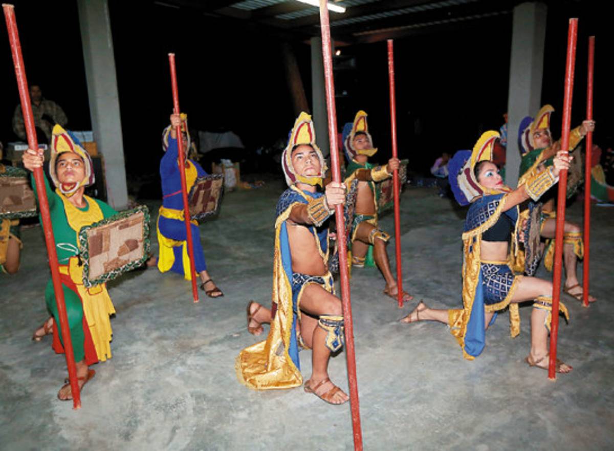 Gente que vive el folclore hondureño