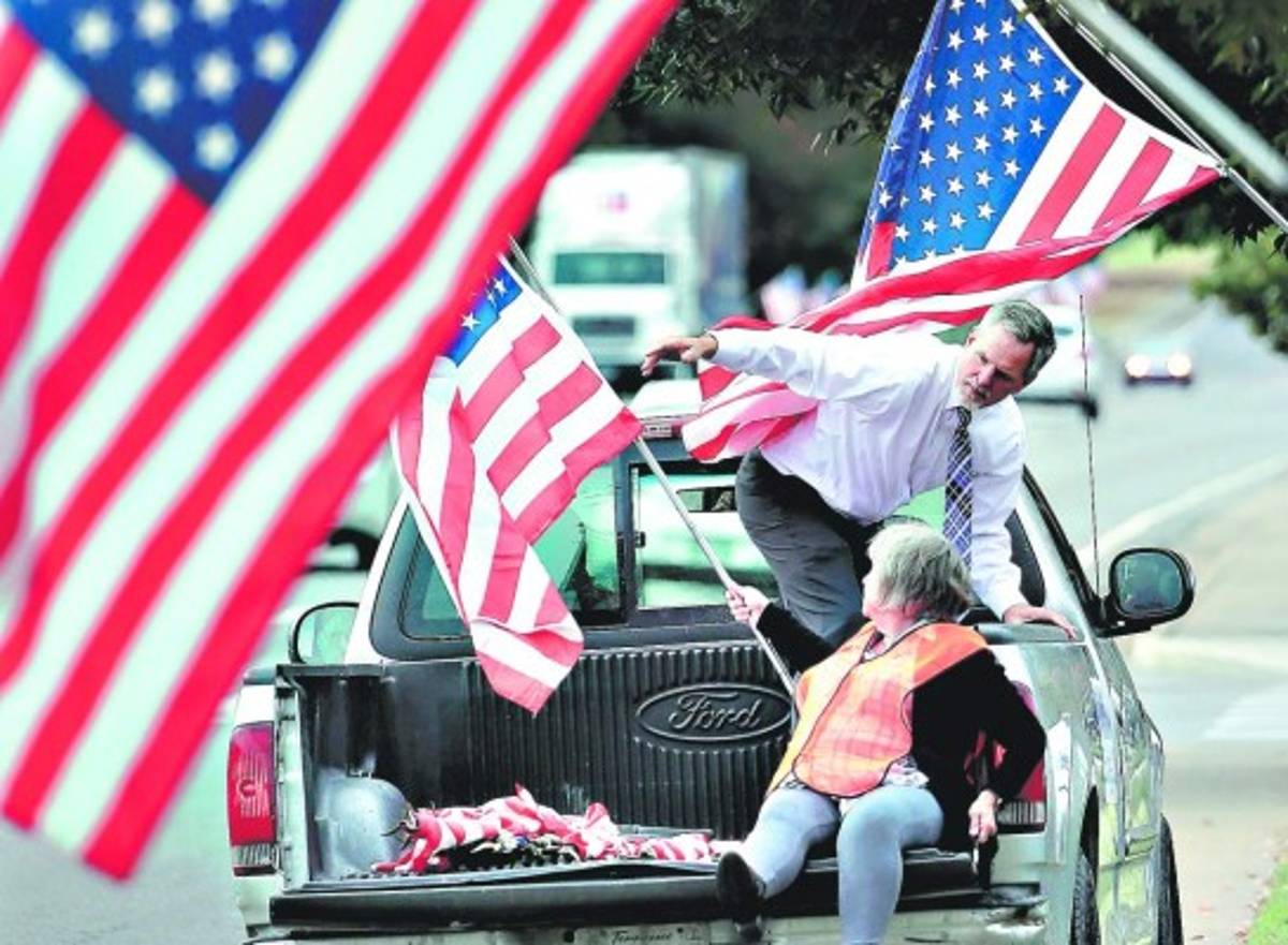 Emoción, color y civismo en la cita con la democracia