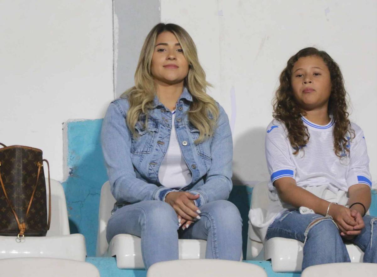 El Nacional se llena de bellas chicas para partido de Honduras ante Antigua y Barbuda