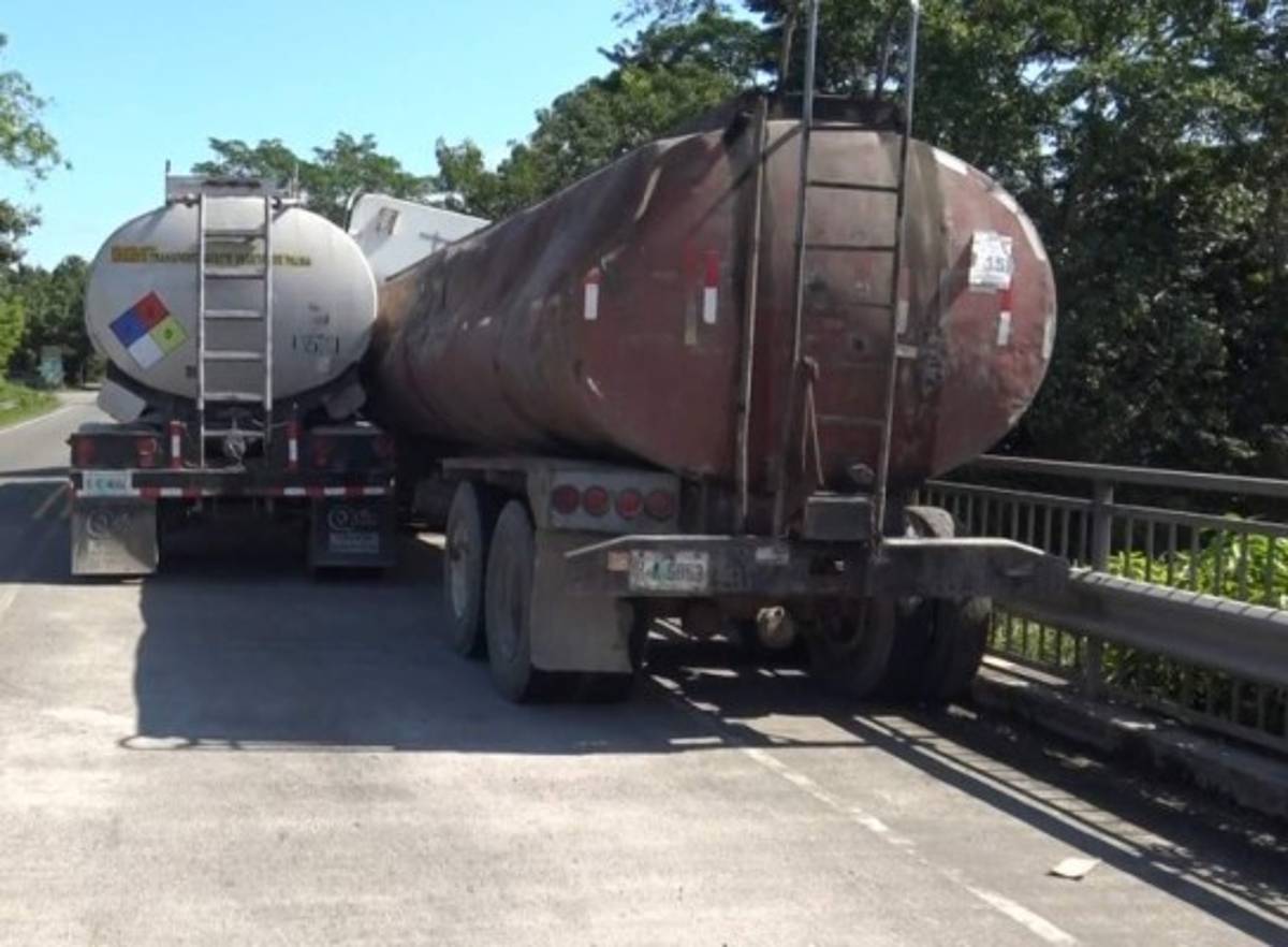 Choque entre furgón y bus deja un muerto y varios extranjeros heridos en zona sur