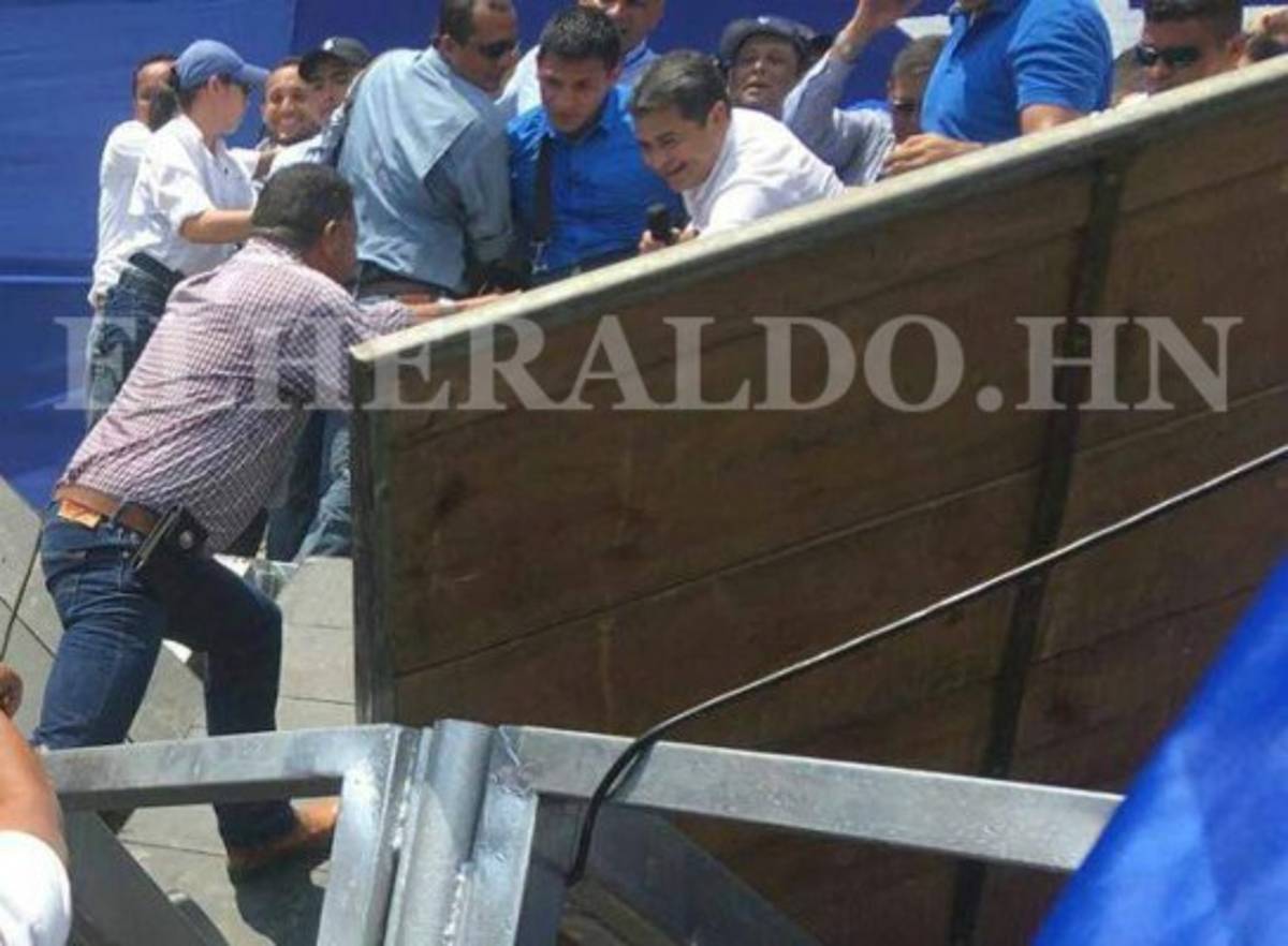Presidente de Honduras Juan Orlando Hernández sufre pequeño accidente durante concentración política